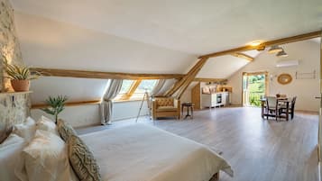 Premier House, Patio, Valley View | Soundproofing, iron/ironing board, free WiFi