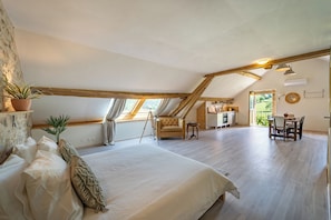 Premier House, Patio, Valley View | Soundproofing, iron/ironing board, free WiFi