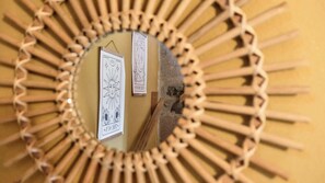 A circular mirror with a wooden frame. - La vallée des Elements (Chiddes)