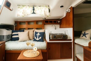 1 bedroom, bed sheets