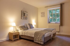 8 chambres, bureau, Wi-Fi, literie fournie