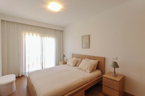 3 bedrooms, iron/ironing board, Internet, bed sheets - Sea View Apartment (Portimão)