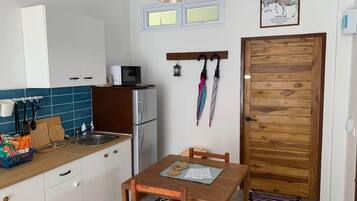 Fridge, microwave, stovetop, coffee/tea maker