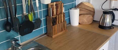 Fridge, oven, stovetop, coffee/tea maker