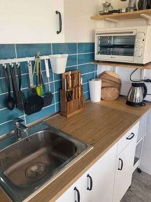 Fridge, microwave, stovetop, coffee/tea maker