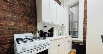 Color Pop Duplex - Sleeps 13 - Heart of Midtown West