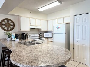 Refrigerador, microondas, horno y parrilla de estufa 