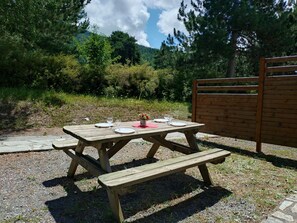 Outdoor dining - Chalet de l'Aigle in the heart of the Montclar resort, between lake and mountains! (Montclar)