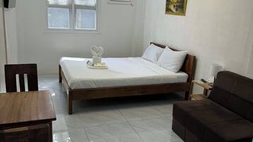 Basic Single Room | Premium bedding, down duvets, laptop workspace, free WiFi