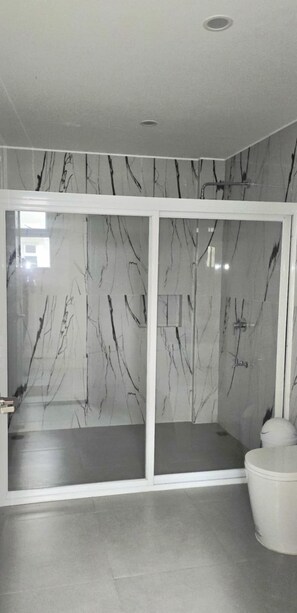 Suite monolocale familiare, vista città | Bagno | Doccia, set di cortesia gratuito, asciugamani, sapone