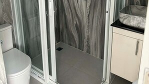 Basic Single Room | Bathroom - Leribi Hotel and Restaurant (Tagaytay)