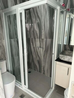 Enkeltrom – basic | Bad | Dusj, toalettartikler (inkludert), håndklær og såpe