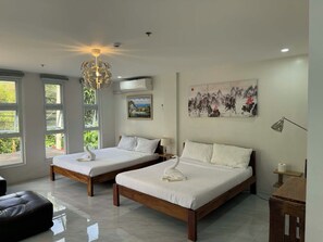 Familie-studiosuite, byutsikt | Skrivebord for bærbar PC og wi-fi (inkludert)