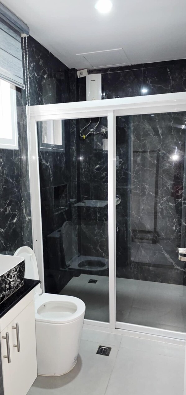 Deluxe Double Room | Bathroom | Shower, free toiletries, towels, soap - Leribi Hotel and Restaurant (Tagaytay)