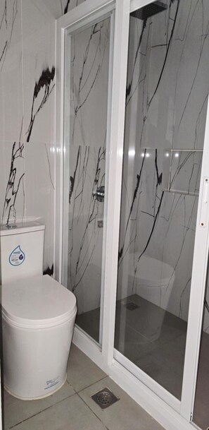 Junior-Studiosuite, Stadtblick | Badezimmer | Dusche, kostenlose Toilettenartikel, Handtücher, Seife