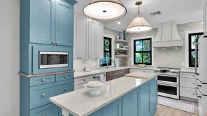 ثلاجة، ميكروويف، فرن، موقد طهي مسطح