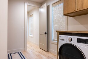 Interior - Luxury 4BR |Sleeps 9 | New Build | Family Friendly (Broken Arrow)