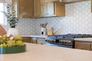 Mikrobølgeovn, ovn, kokeplater og oppvaskmaskin