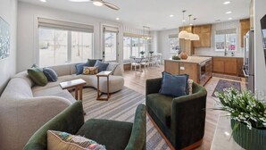 Un salon moderne avec un canapé, des fauteuils et un coin repas.