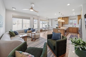 TV - Luxury 4BR |Sleeps 9 | New Build | Family Friendly (Broken Arrow)