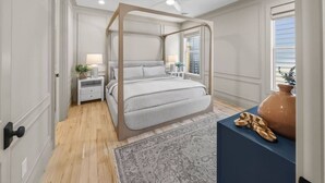 Une chambre à coucher avec un lit à baldaquin, une table de chevet, une lampe, un vase et un tapis.