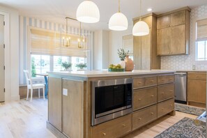 Microones, forn, placa de cuina i rentaplats 