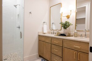 Douche, sèche-cheveux, serviettes fournies, savon