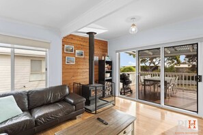 テレビ、暖炉、書庫