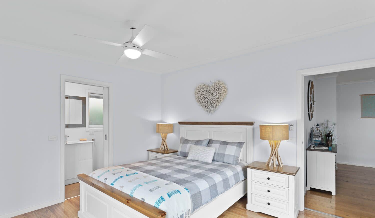 3 عدّة غرف نوم ومكتب ومكواة/لوح كي وسرير سفر