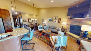 Fernseher, Kamin, Tischtennisplatte, Bücher