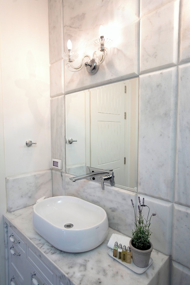 Molcho Neve Tzedek Apartments by Master by null