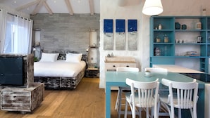 Suite, Balcony | In-room safe, soundproofing, WiFi (free) - Molcho Neve Tzedek (Tel Aviv)