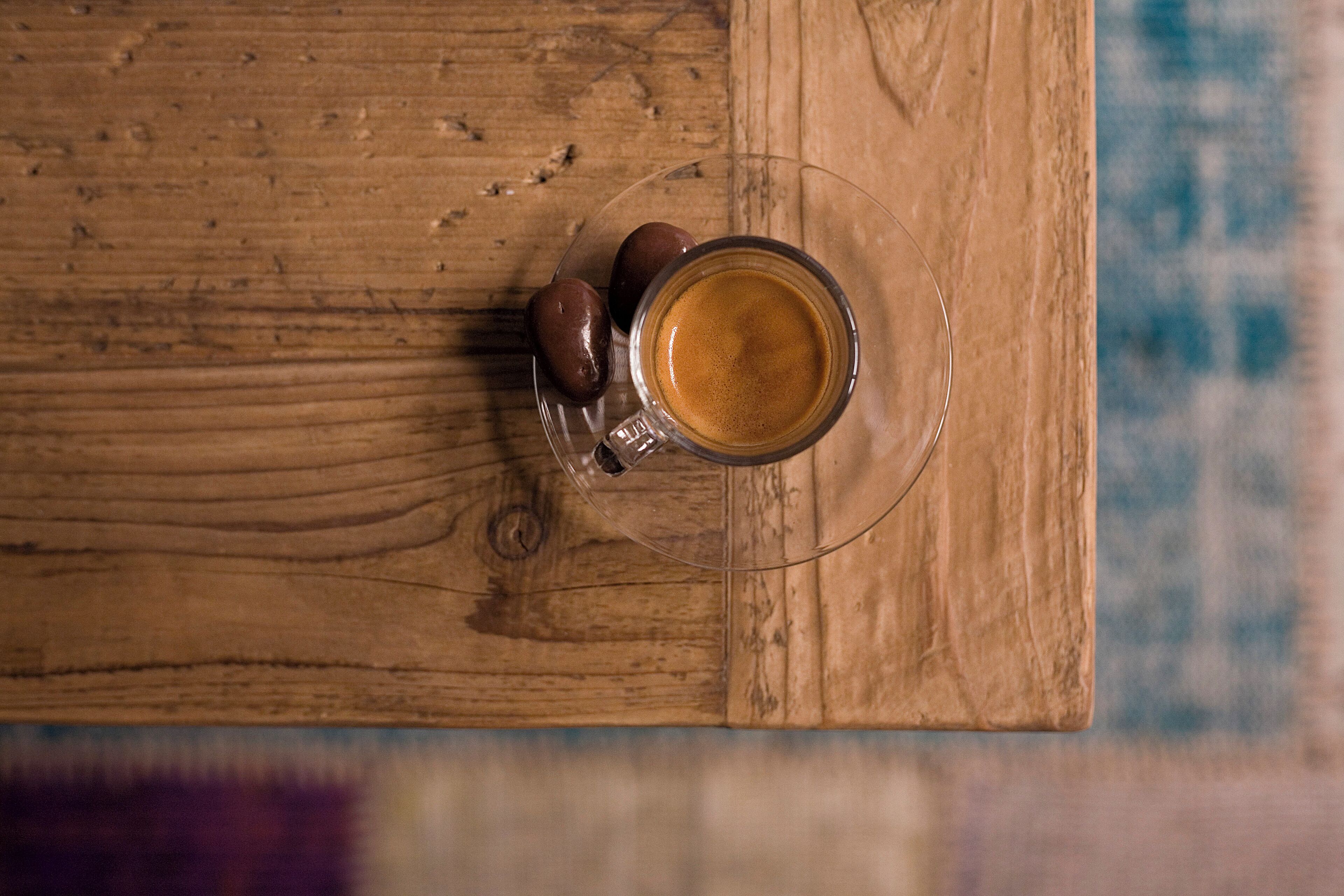 Une tasse de café sur une table en bois.