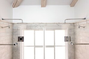 Suite, balkon | Kamar mandi | Sandal