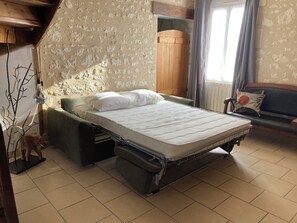 2 Schlafzimmer, Schreibtisch, Bügeleisen/Bügelbrett, Reisekinderbett