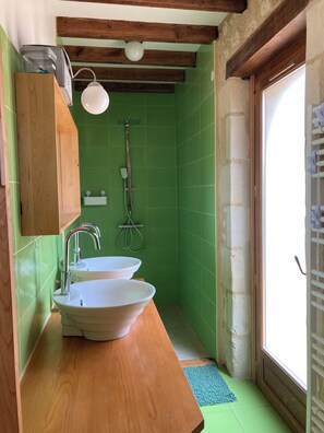 Dusche, Haartrockner, Handtücher, Toilettenpapier