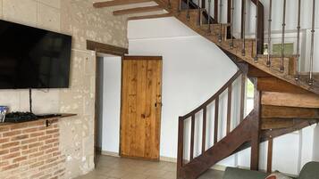 Televisio, videopelejä, pöytätennispöytä, kirjoja