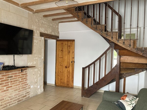 TV, videogames, mesa de pingue-pongue, livros