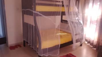 2 dormitorios, tabla de planchar con plancha, ropa de cama