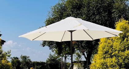 Alberto Gardens - Two bedroom cottage in private grounds & free parking