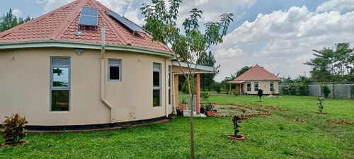 Alberto Gardens - Two bedroom cottage in secure, private grounds & free parking