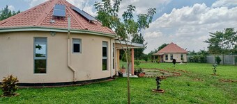 Alberto Gardens - Two bedroom cottage in secure, private grounds & free parking