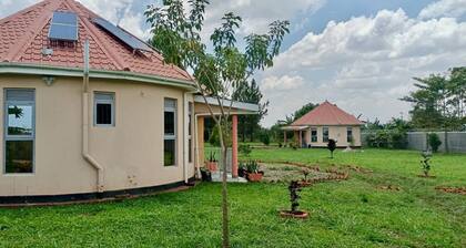 Alberto Gardens - Two bedroom cottage in secure, private grounds & free parking