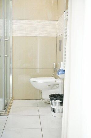 Haartrockner, Bidet, Handtücher, Seife