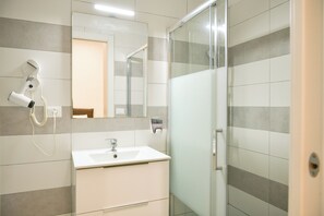 Een haardroger, een bidet, handdoeken, zeep