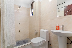 Douche, serviettes fournies, savon, papier toilette