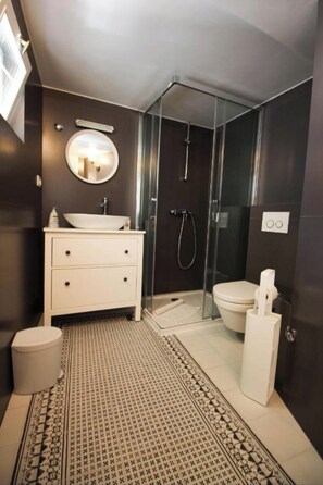 Douche, sèche-cheveux, serviettes fournies, savon