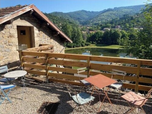 Small haven of peace facing the lake and adjoining forest