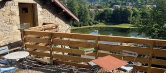 Small haven of peace facing the lake and adjoining forest