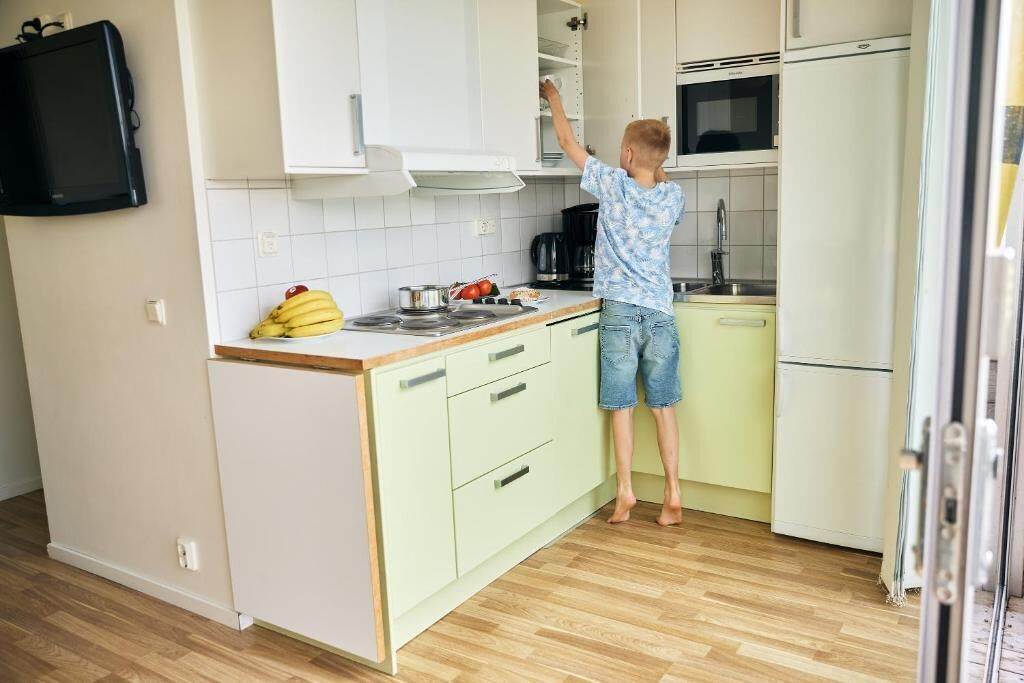 Kjøleskap, mikrobølgeovn, kokeplater og oppvaskmaskin